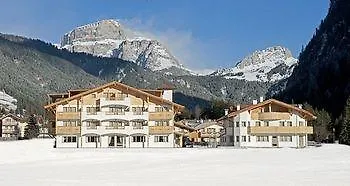 Otel Golden Park Campitello di Fassa