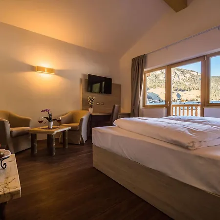 Otel Golden Park Campitello di Fassa